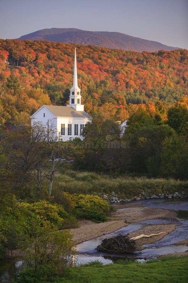 Feuillage d'automne derrière une église rurale du Vermont image libre de droits Feuillage d'automne derrière une église rurale du Vermont image libre de droits
