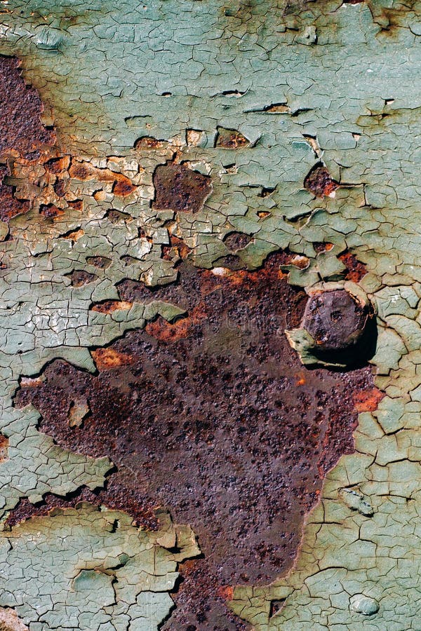 Feuille de métal rouillé avec la peinture criquée et floconneuse, un surfa en métal images stock Feuille de métal rouillé avec la peinture criquée et floconneuse, un surfa en métal images stock