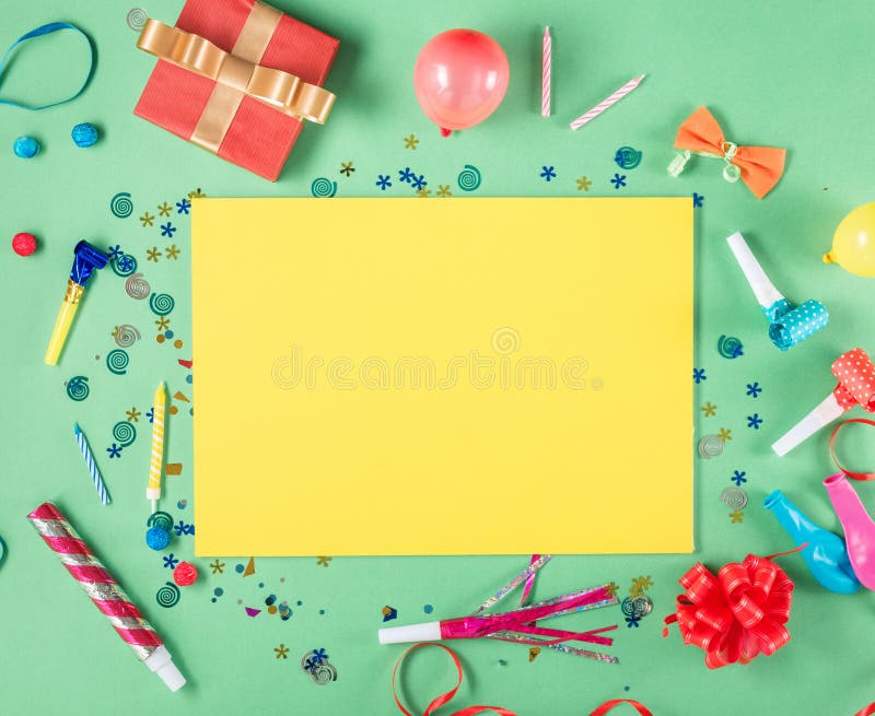 Feuille de papier jaune vide avec des articles d'anniversaire photos stock Feuille de papier jaune vide avec des articles d'anniversaire photos stock