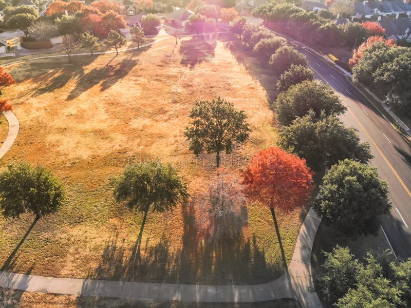 Feuilles d'automne colorées de vue aérienne le long de passage couvert de parc près de Dallas, le Texas images libres de droits Feuilles d'automne colorées de vue aérienne le long de passage couvert de parc près de Dallas, le Texas images libres de droits