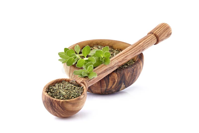 Feuilles d'Oregano ou de marjoram isolées sur fond blanc Oregano frais et sec Macro