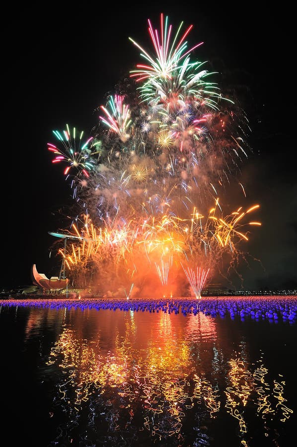 Mariage Et Marié Se Tiennent Le Dos Avec Le Feu D'artifice Dans Le Cadre  D'un Feu D'artifice Festif Le Jour Du Mariage Image stock - Image du tony,  couleur: 255608481