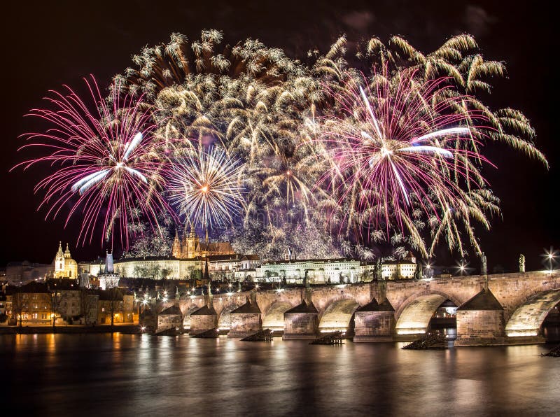 Des milliers de personnes pour regarder le feu d'artifice du Nouvel An à  Prague, en République tchèque, le 1er janvier 2020, qui a été organisée par  un groupe local pour la première