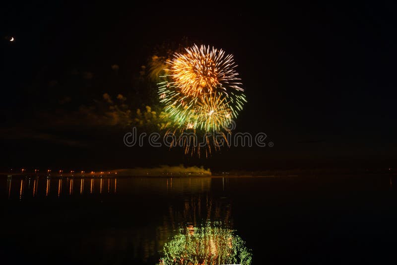 Feux d'artifice au-dessus de la rivi?re photographie stock libre de droits Feux d'artifice au-dessus de la rivi?re photographie stock libre de droits