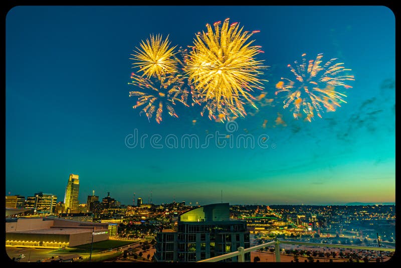 Feux d'artifice au-dessus d'Omaha Nebraska du centre la nuit image libre de droits Feux d'artifice au-dessus d'Omaha Nebraska du centre la nuit image libre de droits