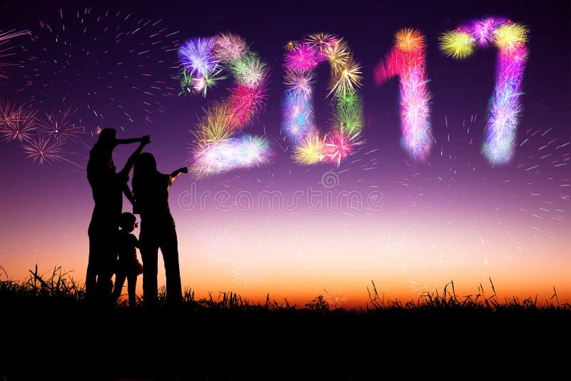 Feux d'artifice et bonne année de observation de famille photographie stock Feux d'artifice et bonne année de observation de famille photographie stock