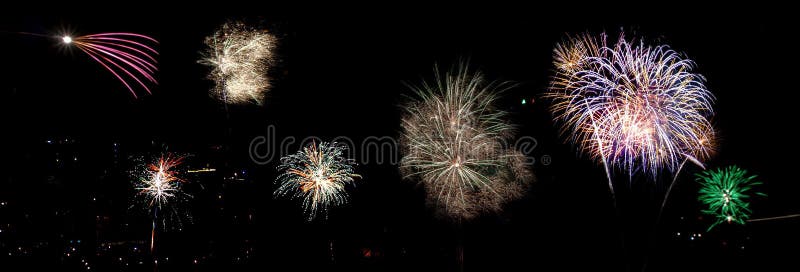 Feux d'artifice spectaculaires au-dessus d'une ville par nuit images stock Feux d'artifice spectaculaires au-dessus d'une ville par nuit images stock