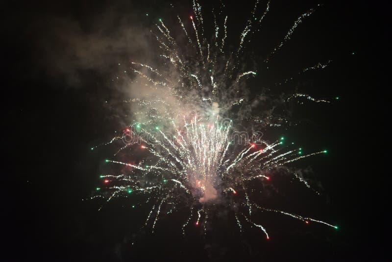 Feux d'artifice sur le ciel foncé photographie stock libre de droits Feux d'artifice sur le ciel foncé photographie stock libre de droits