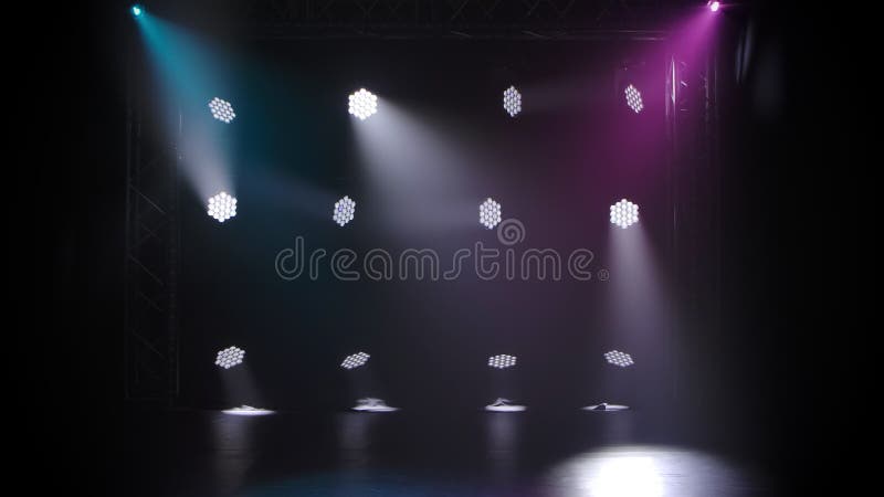 Feux de concert Effets de lumière sur une scène de théâtre hier Les lumières step brillent dans l'arène du cirque Appareil d'écla