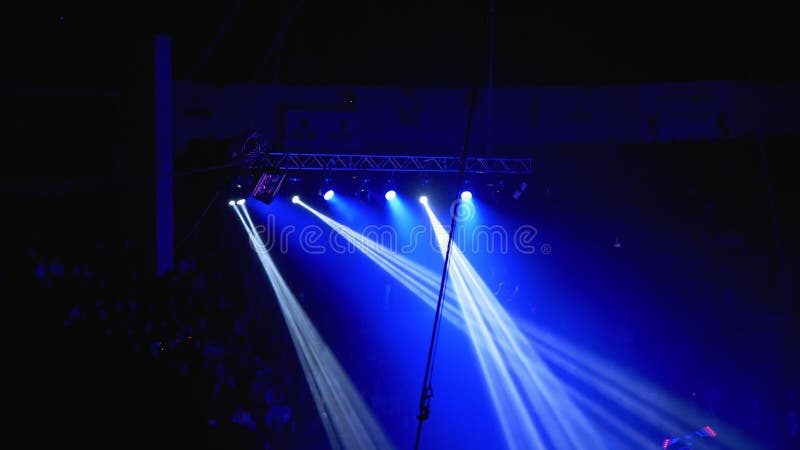 Feux de concert. Effets de lumière sur une scène de concert à l'arène du cirque la nuit.