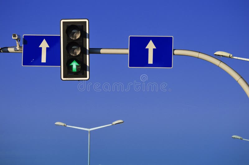 Feux de signalisation au-dessus de ciel bleu photos libres de droits Feux de signalisation au-dessus de ciel bleu photos libres de droits