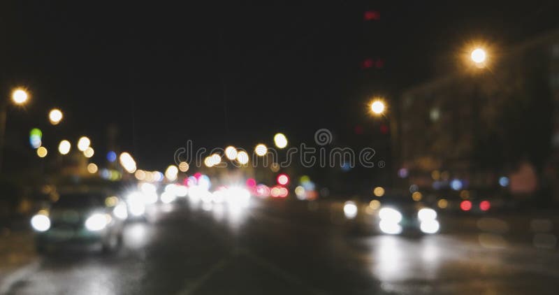 Feux de signalisation Defocused de nuit Les voitures de Bluured allume la division dans deux courants, longueur laissée par casse