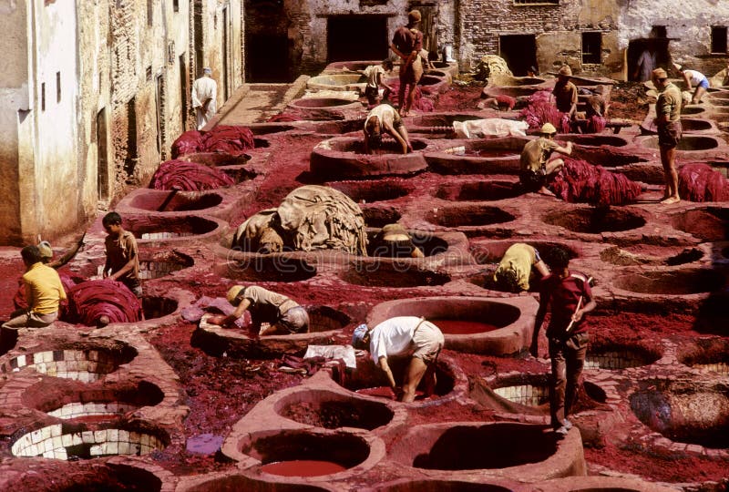 I lavoratori della concia e tintura in rosso si nasconde nei tini di concerie di Fes, in Marocco.