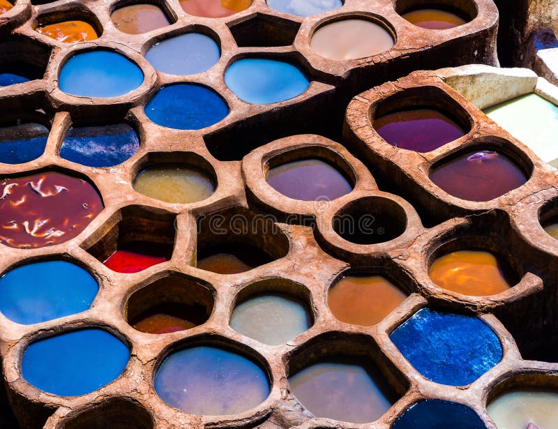 Fez è famosa anche per le sue antiche concerie in pelle. antichi serbatoi di concerie a colori per il marocco africa.