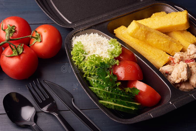 Fiambreras Con La Comida Lista Para Ir Para El Trabajo O Escuela, O  Concepto De Dieta, Verduras Y Queso Foto de archivo - Imagen de ordenador,  dieta: 129853434