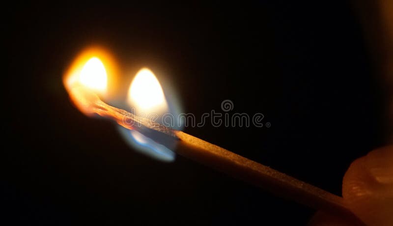 Fiamma della combustione della partita in dita fotografie stock Fiamma della combustione della partita in dita fotografie stock