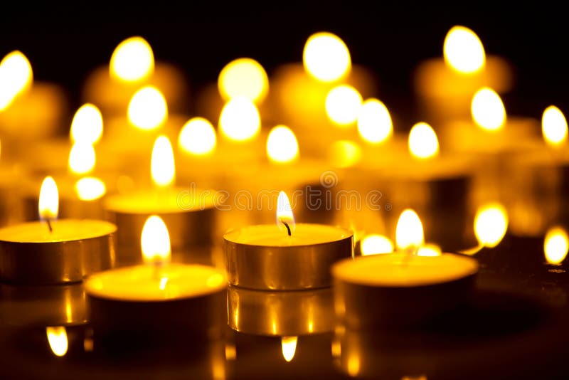 Fiamma di candela alla notte fotografia stock libera da diritti Fiamma di candela alla notte fotografia stock libera da diritti