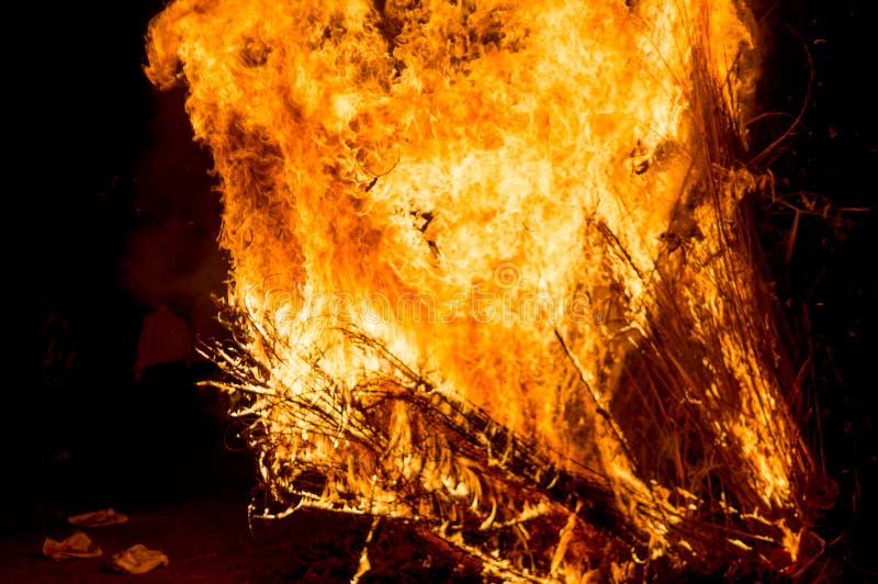 Fiammata feroce del falò di legno sul festival indù del lohri di holi immagini stock libere da diritti Fiammata feroce del falò di legno sul festival indù del lohri di holi immagini stock libere da diritti
