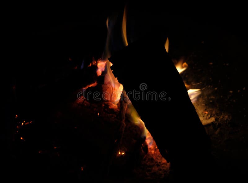 Fiamme arancio di un campo-fuoco fotografia stock libera da diritti Fiamme arancio di un campo-fuoco fotografia stock libera da diritti
