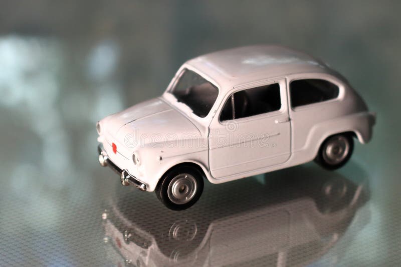 Colección de réplicas en miniatura de coches antiguos de juguete sobre un  fondo blanco.