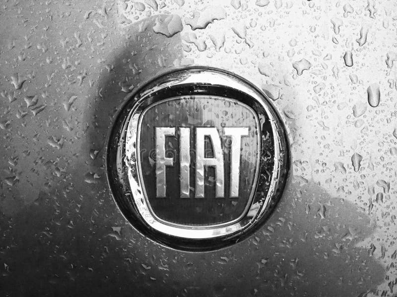 Fiat logo na samochodzie w Turyn w czarny i biały obrazy stock Fiat logo na samochodzie w Turyn w czarny i biały obrazy stock