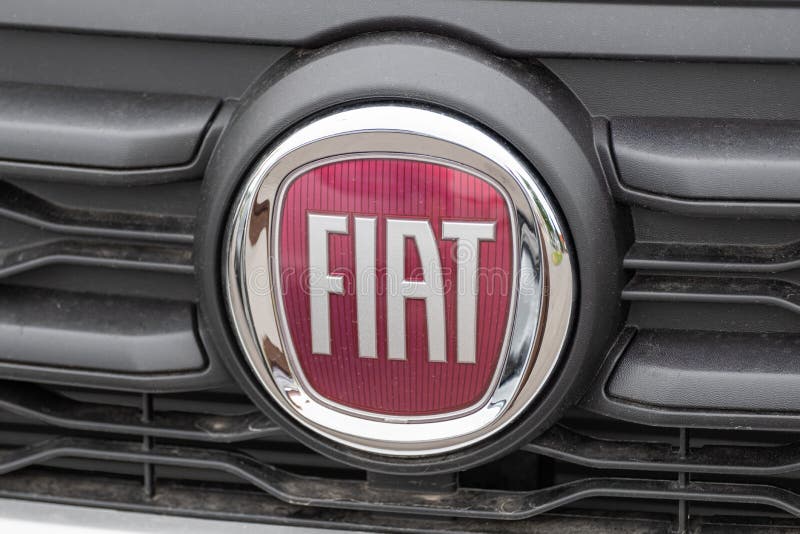 Fiat odznaka z logo na samochodzie fotografia stock Fiat odznaka z logo na samochodzie fotografia stock