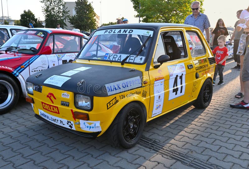 Carros De Corrida Antigos Dos Anos 60 Grande Competição Em Grupo Em  Formação De Pista, Volta Com Imagem Editorial - Imagem de velho, porquinho:  231610660