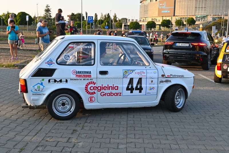 Carros De Corrida Antigos Dos Anos 60 Grande Competição Em Grupo Em  Formação De Pista, Volta Com Imagem Editorial - Imagem de velho, porquinho:  231610660