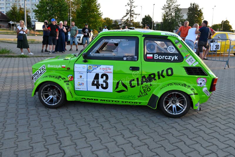 Carros De Corrida Antigos Dos Anos 60 Grande Competição Em Grupo Em  Formação De Pista, Volta Com Imagem Editorial - Imagem de velho, porquinho:  231610660