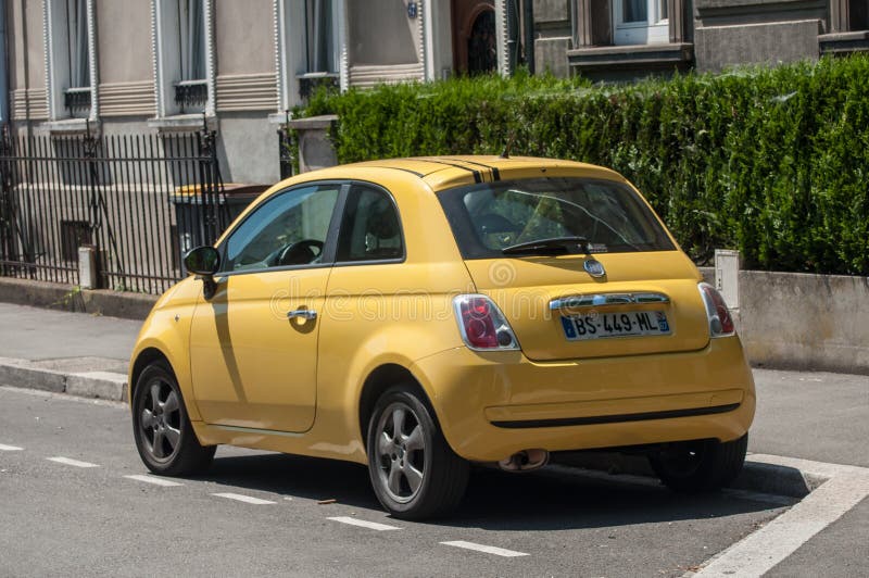 Fiat 500 Żółty Kolor Parkujący Obraz Stock Editorial