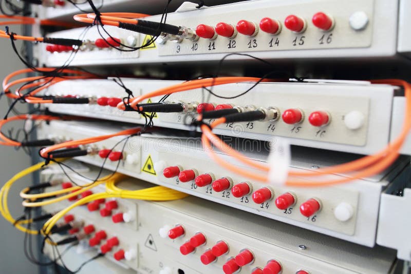 Fibra óptica con los servidores en centro de datos de la tecnología fotos de archivo libres de regalías Fibra óptica con los servidores en centro de datos de la tecnología fotos de archivo libres de regalías