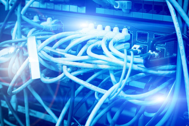 Fibra ótica que conecta no swtich da rede do núcleo em dados grandes modernos do centro de dados imagem de stock Fibra ótica que conecta no swtich da rede do núcleo em dados grandes modernos do centro de dados imagem de stock