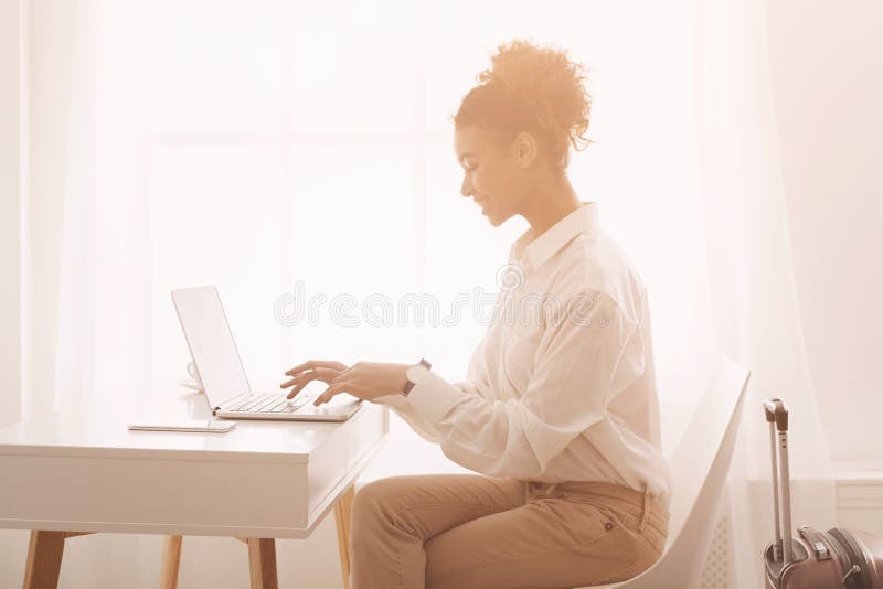 Ficar conectado a qualquer momento Mulher de negócios que trabalha no portátil imagens de stock royalty free Ficar conectado a qualquer momento Mulher de negócios que trabalha no portátil imagens de stock royalty free