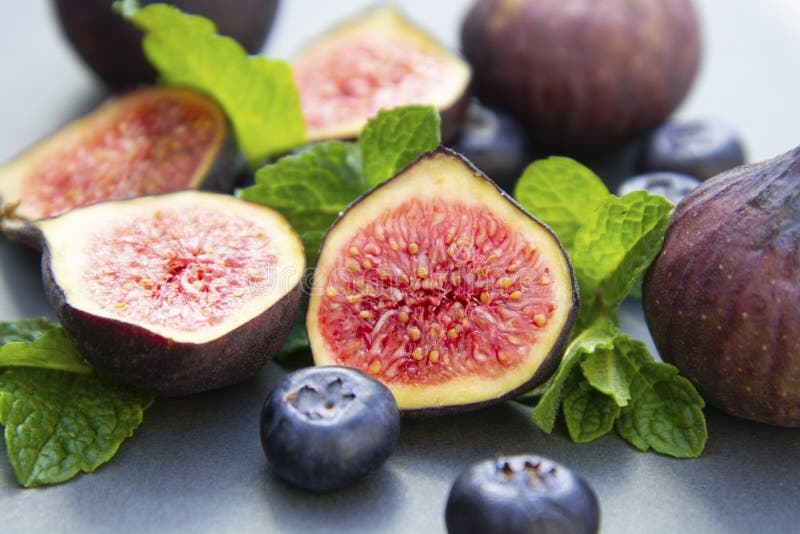 Fichi freschi con la menta ed i mirtilli Bacca di Beautifulf, fondo della frutta, struttura per progettazione con lo spazio della fotografia stock