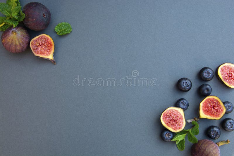 Fichi freschi con la menta ed i mirtilli Bacca di Beautifulf, fondo della frutta, struttura per progettazione con lo spazio della immagine stock