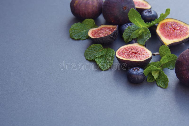 Fichi freschi con la menta ed i mirtilli Bacca di Beautifulf, fondo della frutta, struttura per progettazione con lo spazio della fotografia stock