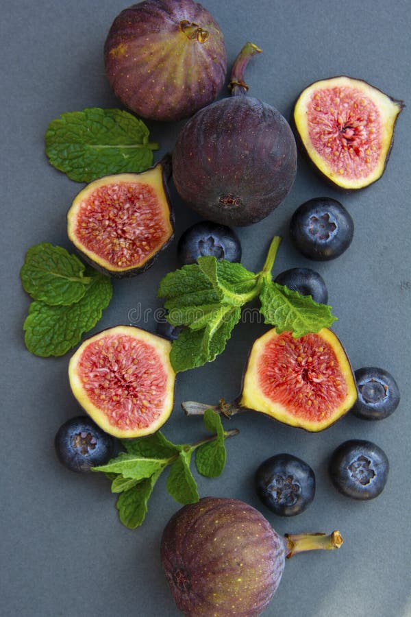 Fichi freschi con la menta ed i mirtilli Bacca di Beautifulf, fondo della frutta, struttura per progettazione con lo spazio della fotografia stock libera da diritti