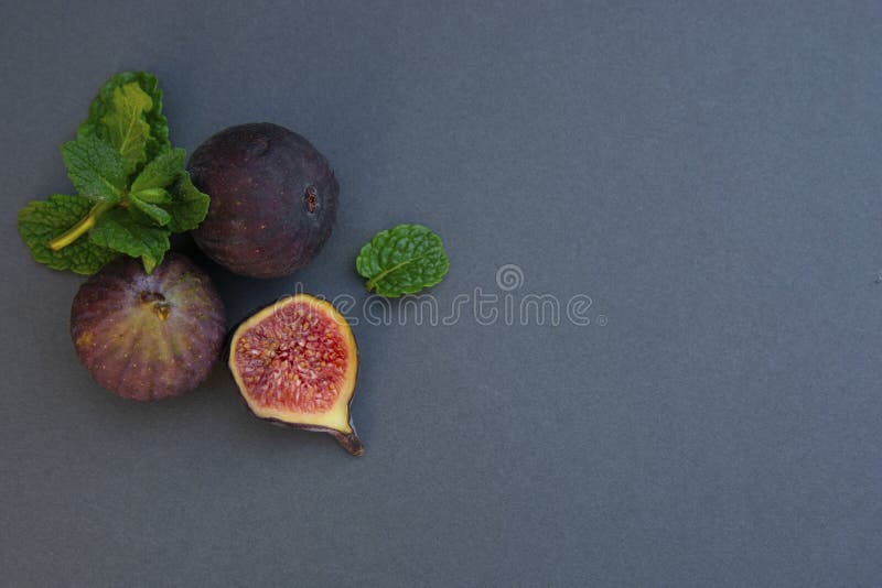 Fichi freschi con la menta ed i mirtilli Bacca di Beautifulf, fondo della frutta, struttura per progettazione con lo spazio della fotografia stock libera da diritti