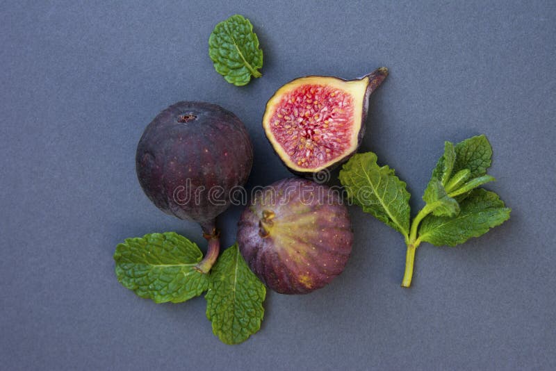 Fichi freschi con la menta ed i mirtilli Bacca di Beautifulf, fondo della frutta, struttura per progettazione con lo spazio della immagini stock
