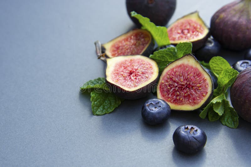 Fichi freschi con la menta ed i mirtilli Bacca di Beautifulf, fondo della frutta, struttura per progettazione con lo spazio della immagine stock