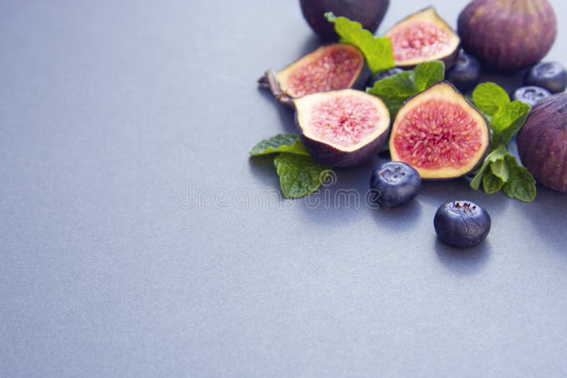 Fichi freschi con la menta ed i mirtilli Bacca di Beautifulf, fondo della frutta, struttura per progettazione con lo spazio della fotografia stock