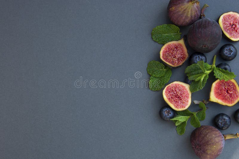 Fichi freschi con la menta ed i mirtilli Bacca di Beautifulf, fondo della frutta, struttura per progettazione con lo spazio della immagine stock libera da diritti