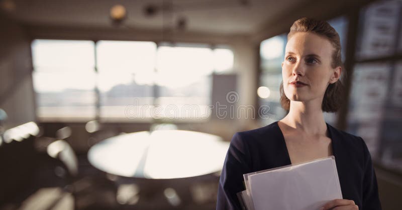 Fichiers de recopie de femme d'affaires sur le fond de bureau photos stock Fichiers de recopie de femme d'affaires sur le fond de bureau photos stock
