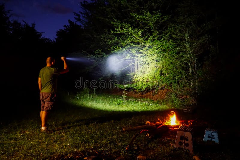 Ficklampa i utomhus- campa royaltyfri foto Ficklampa i utomhus- campa royaltyfri foto