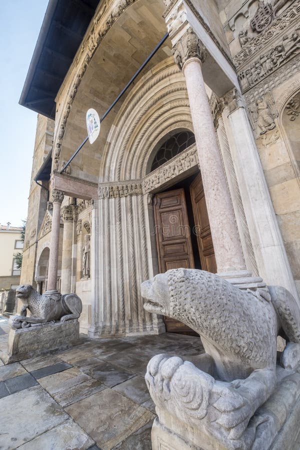 Fidenza, Parma, Italien: Kathedralenfassade Stockfoto ...