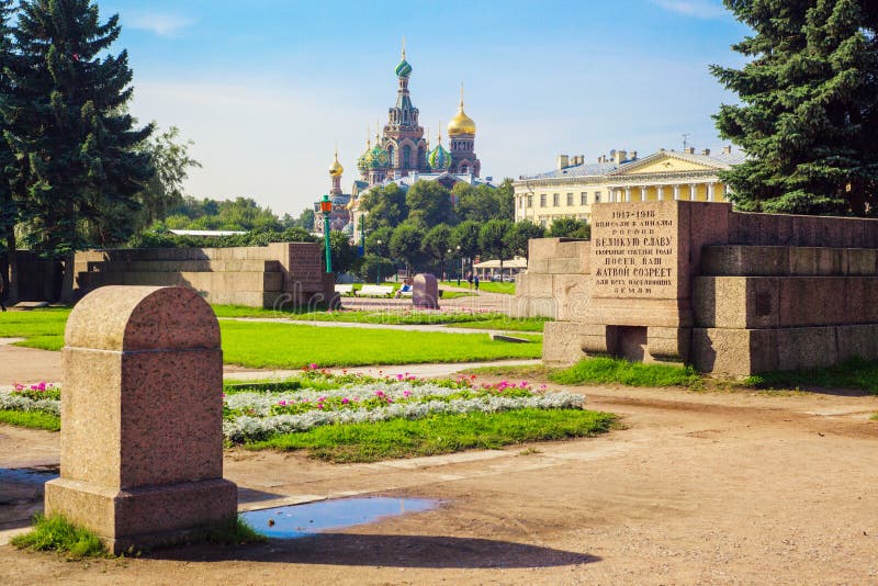 Кто собирался на марсовом поле. Марсово поле в Петербурге памятник жертвам революции. Захоронения на Марсовом поле в Санкт-Петербурге. Площадь жертв революции СПБ Марсово поле. Марсово поле СПБ захоронение.