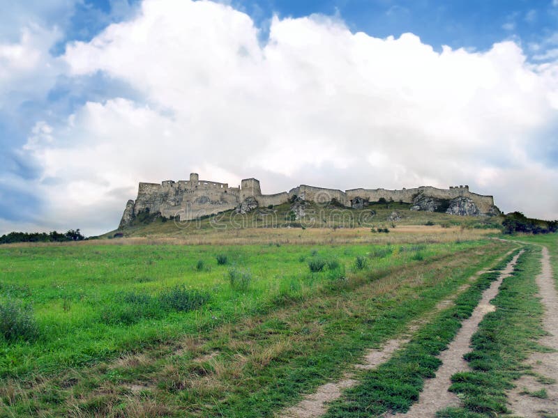 Poľná cesta na Spišský hrad v lete