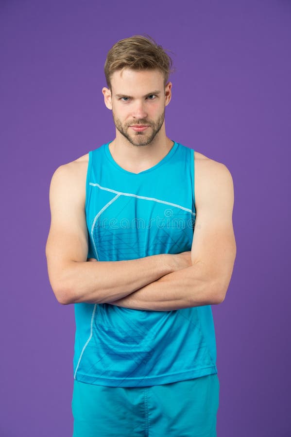 Fier d'être fort L'équipement sportif d'homme semble sérieux et strict avec les bras pliés, fond violet Corps musculaire de type images libres de droits Fier d'être fort L'équipement sportif d'homme semble sérieux et strict avec les bras pliés, fond violet Corps musculaire de type images libres de droits
