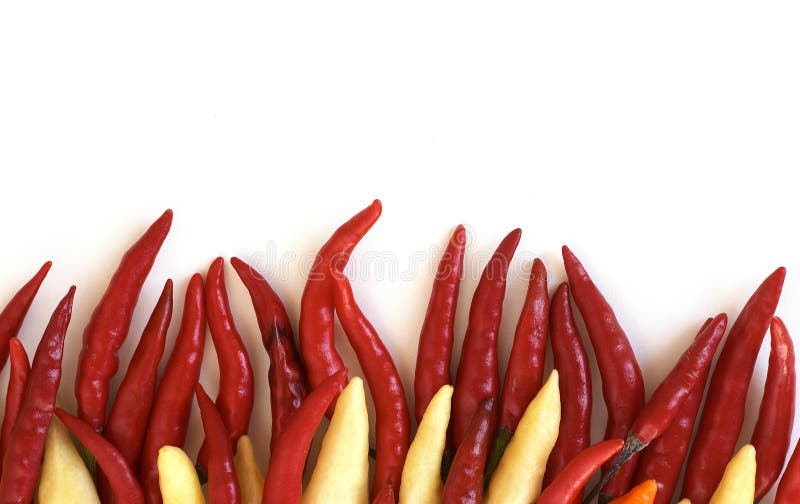 Teplé červené a bílé papriky na bílém pozadí, jako plameny.