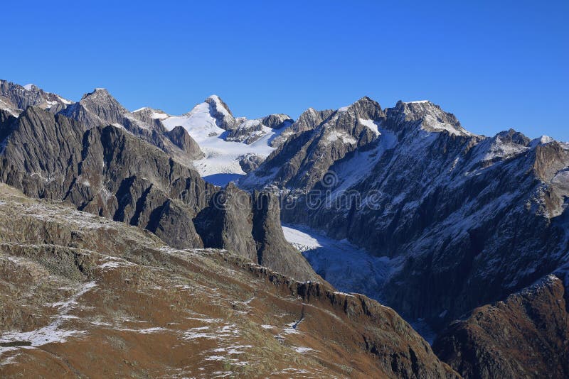 Fiescher glaciär, sikt från monteringen Eggishorn, Schweiz. Berglandskap och glaciär i den Valais kantonen, schweiziska fjällängar